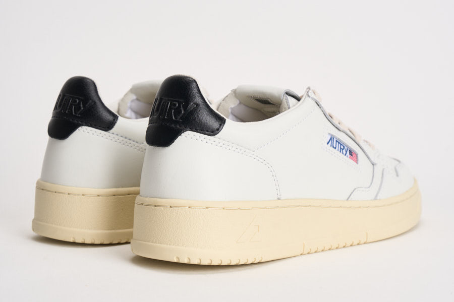 Sneakers uomo Medalist Low bianca e nera AULM LL22 AUTRY 