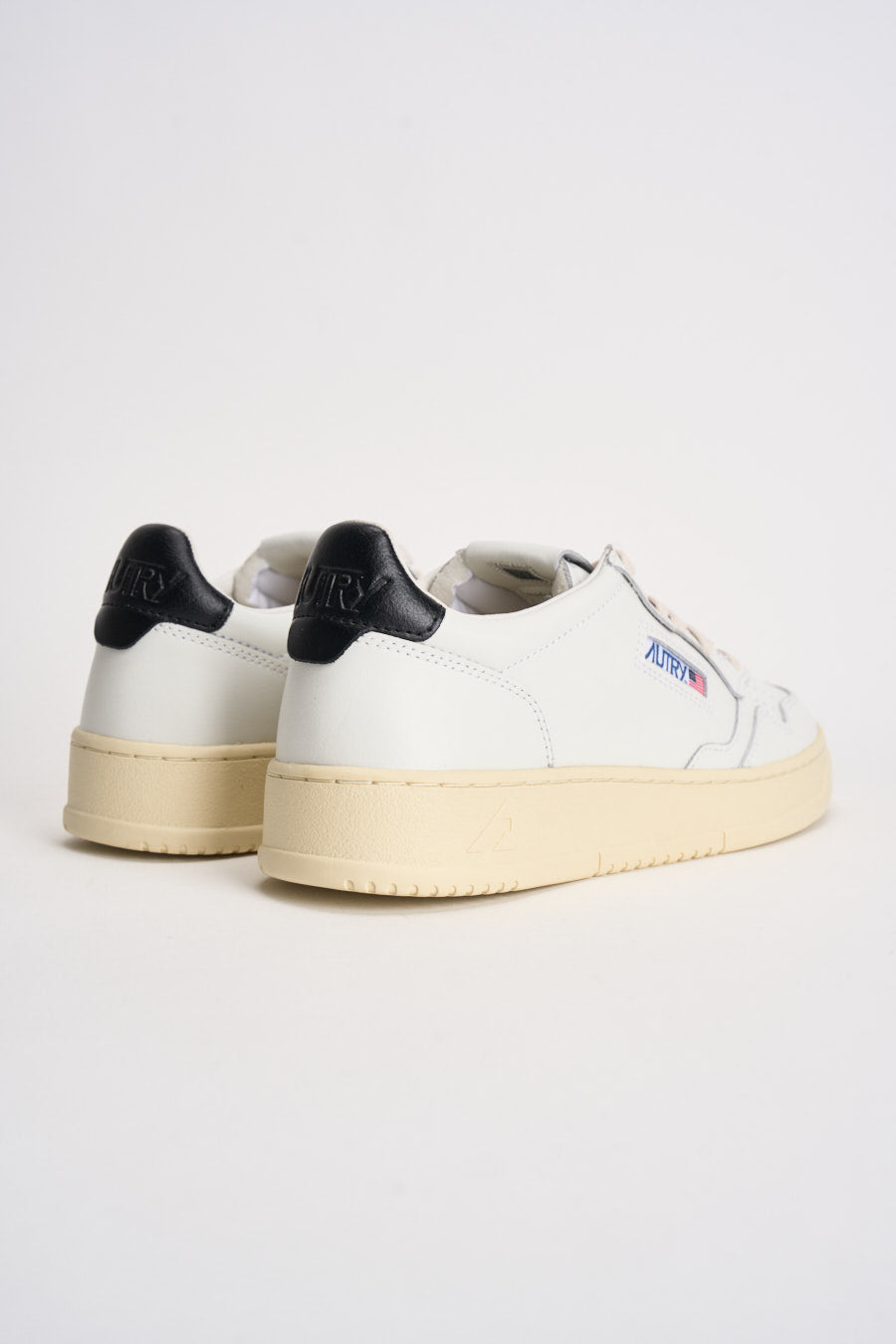 Sneakers uomo Medalist Low bianca e nera AULM LL22 AUTRY 