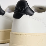 Sneakers uomo Medalist Low bianca e nera AULM LL22 AUTRY 
