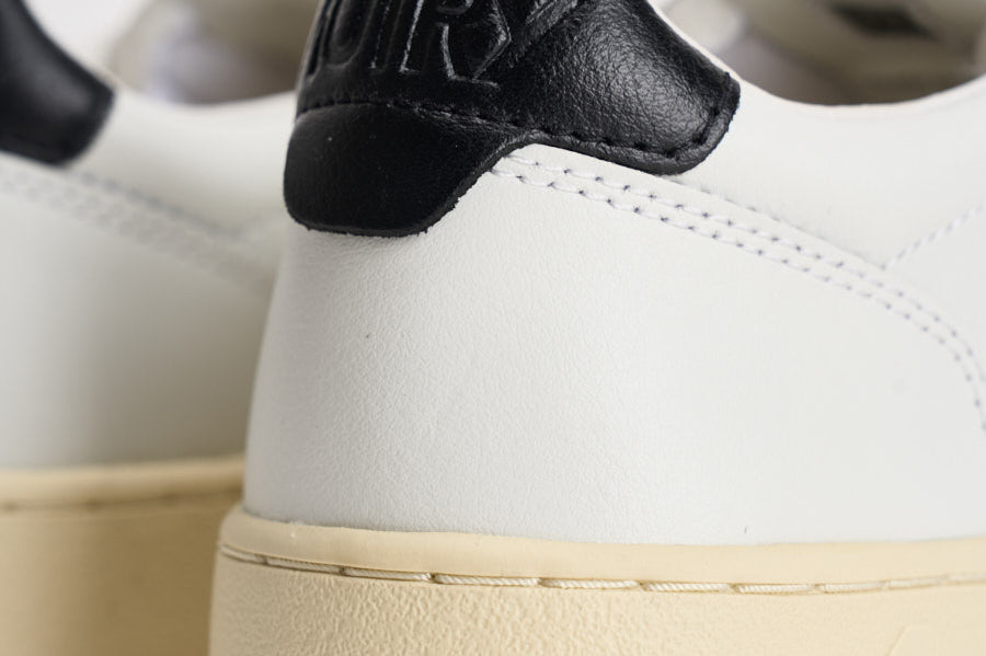 Sneakers uomo Medalist Low bianca e nera AULM LL22 AUTRY 