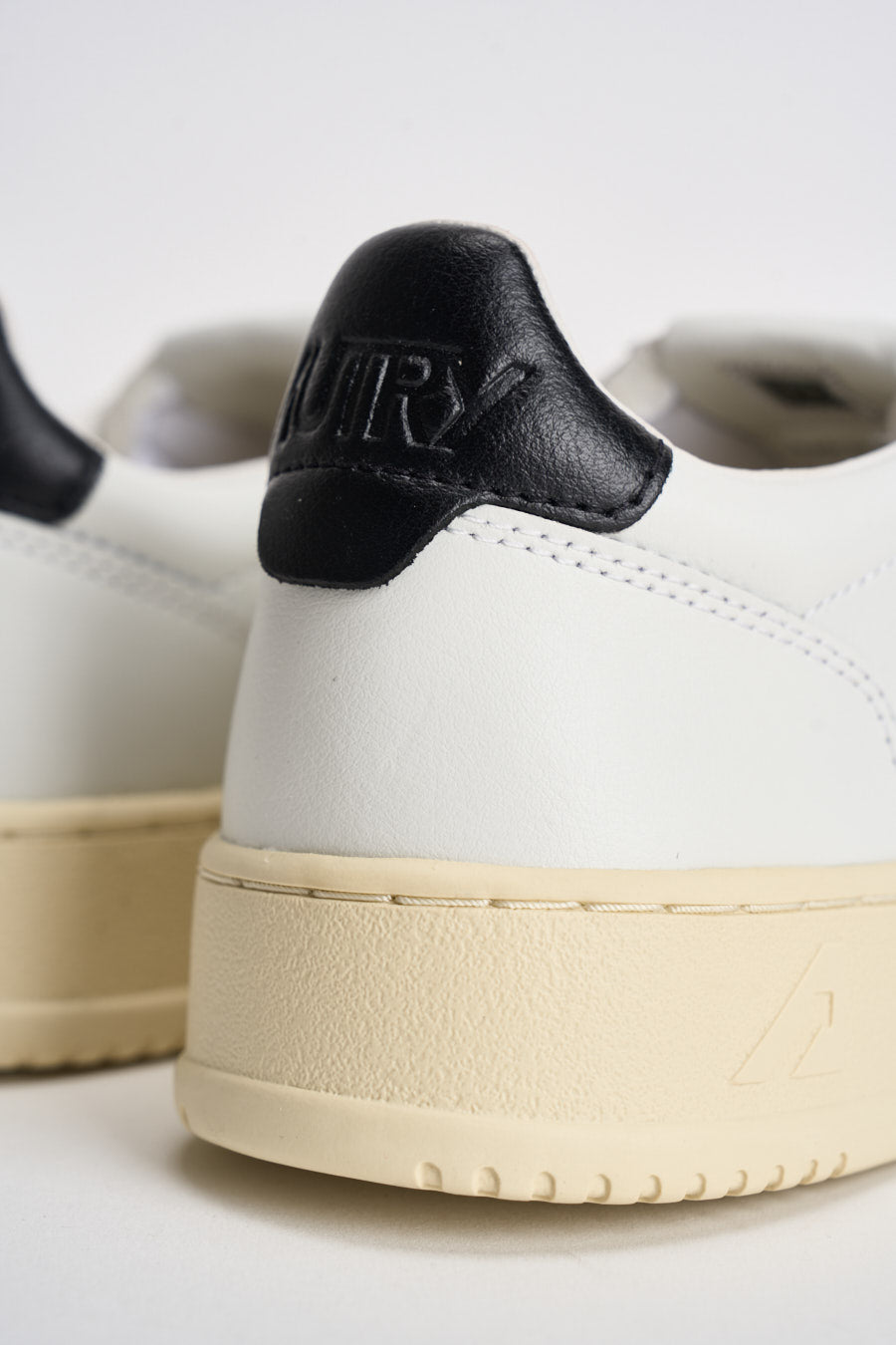 Sneakers uomo Medalist Low bianca e nera AULM LL22 AUTRY 