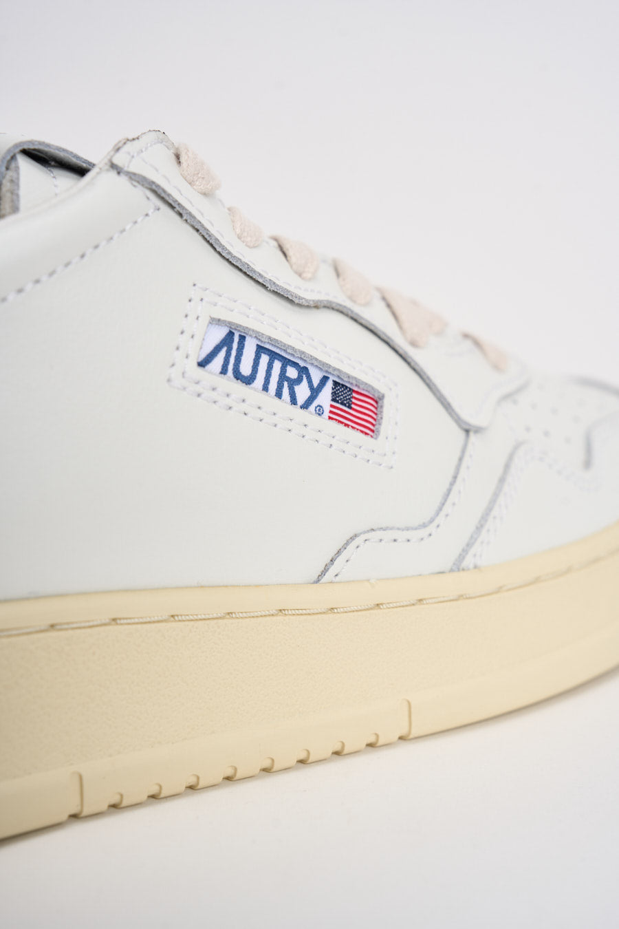 Sneakers uomo Medalist Low bianca e nera AULM LL22 AUTRY 