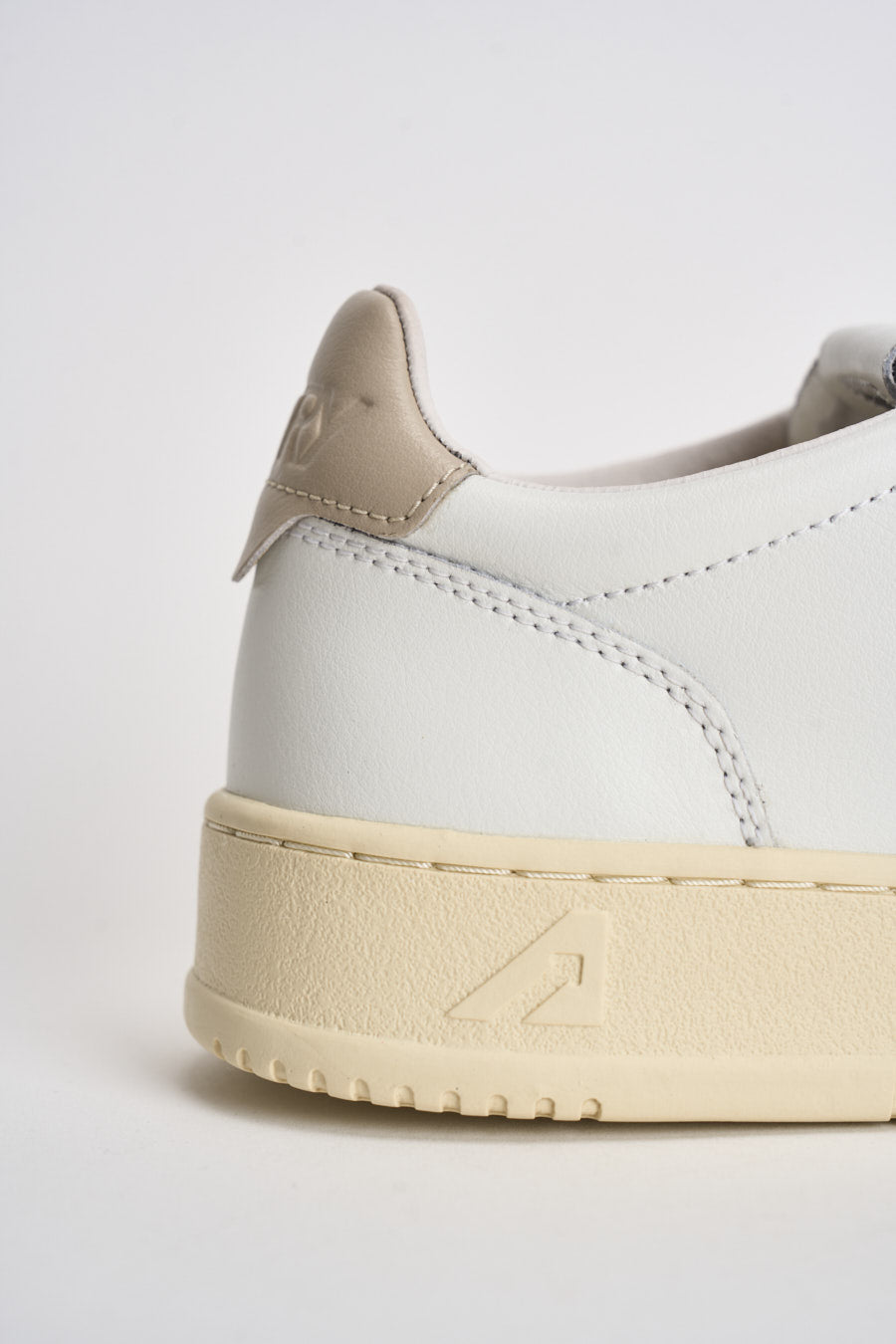 Sneakers uomo Medalist low bianca e tortora AULM LL27 AUTRY 