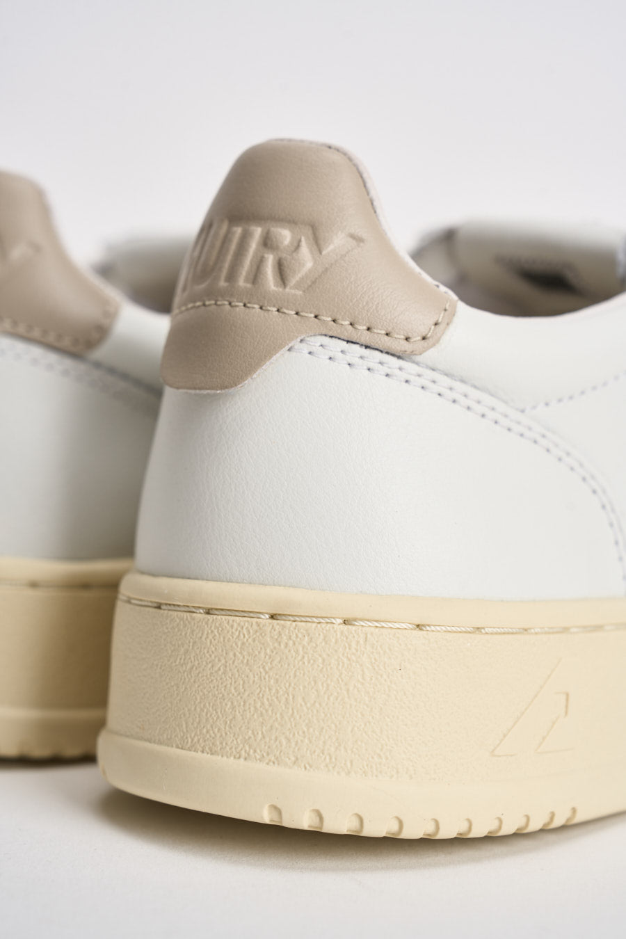 Sneakers uomo Medalist low bianca e tortora AULM LL27 AUTRY 
