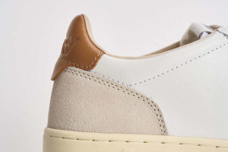 Sneakers uomo Medalist Low in suede beige e caramello AULM LS16 AUTRY 