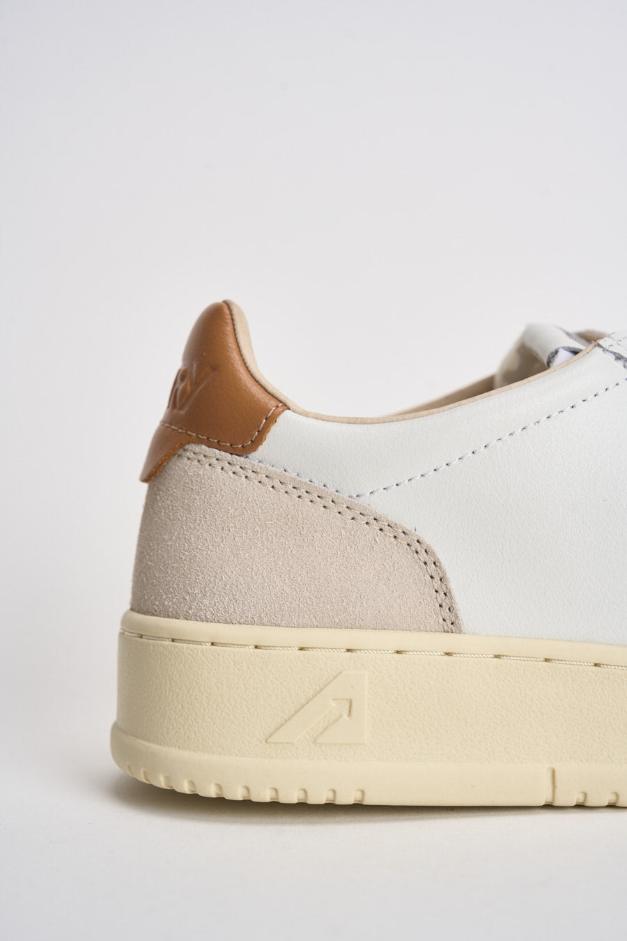 Sneakers uomo Medalist Low in suede beige e caramello AULM LS16 AUTRY 