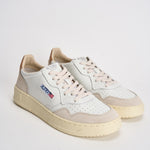 Sneakers uomo Medalist Low in suede beige e caramello AULM LS16 AUTRY 