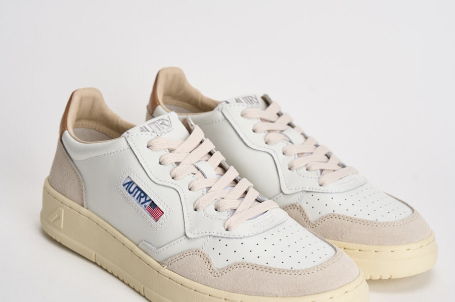 Sneakers uomo Medalist Low in suede beige e caramello AULM LS16 AUTRY 