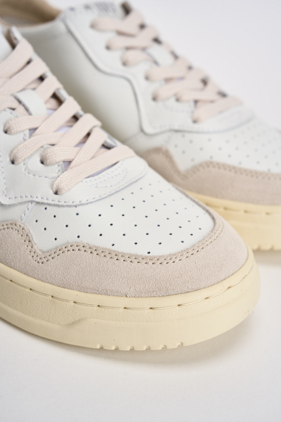 Sneakers uomo Medalist Low in suede beige e caramello AULM LS16 AUTRY 