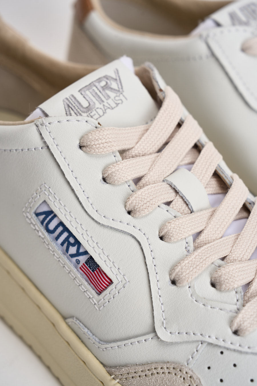 Sneakers uomo Medalist Low in suede beige e caramello AULM LS16 AUTRY 