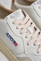 Sneakers uomo Medalist Low in suede beige e caramello AULM LS16 AUTRY 