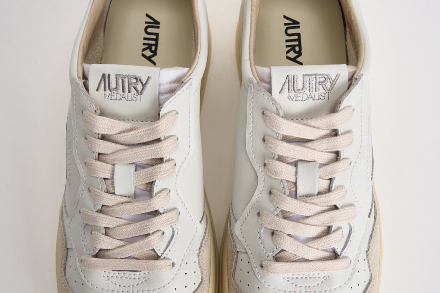 Sneakers uomo Medalist Low in suede beige e caramello AULM LS16 AUTRY 