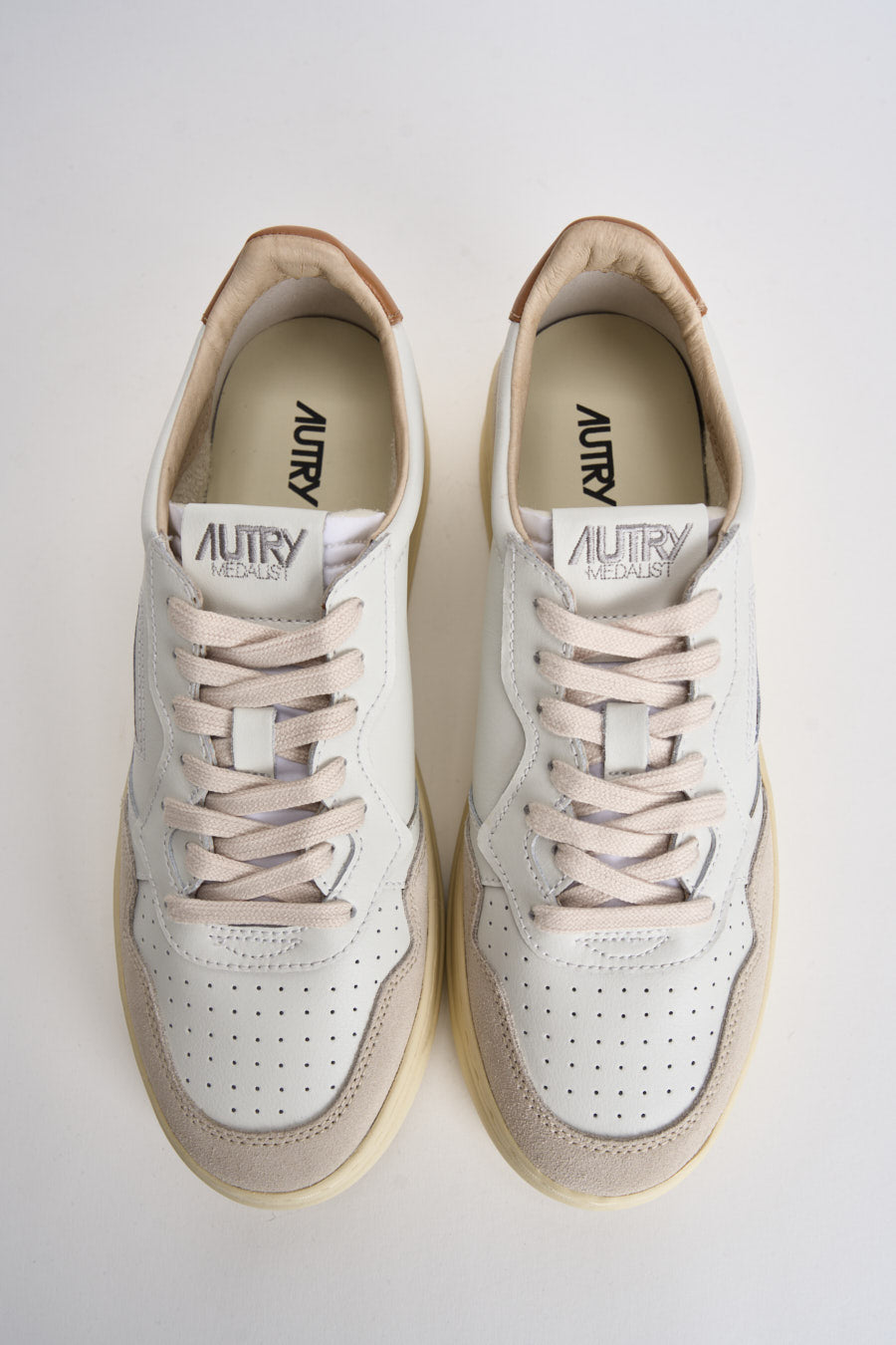 Sneakers uomo Medalist Low in suede beige e caramello AULM LS16 AUTRY 