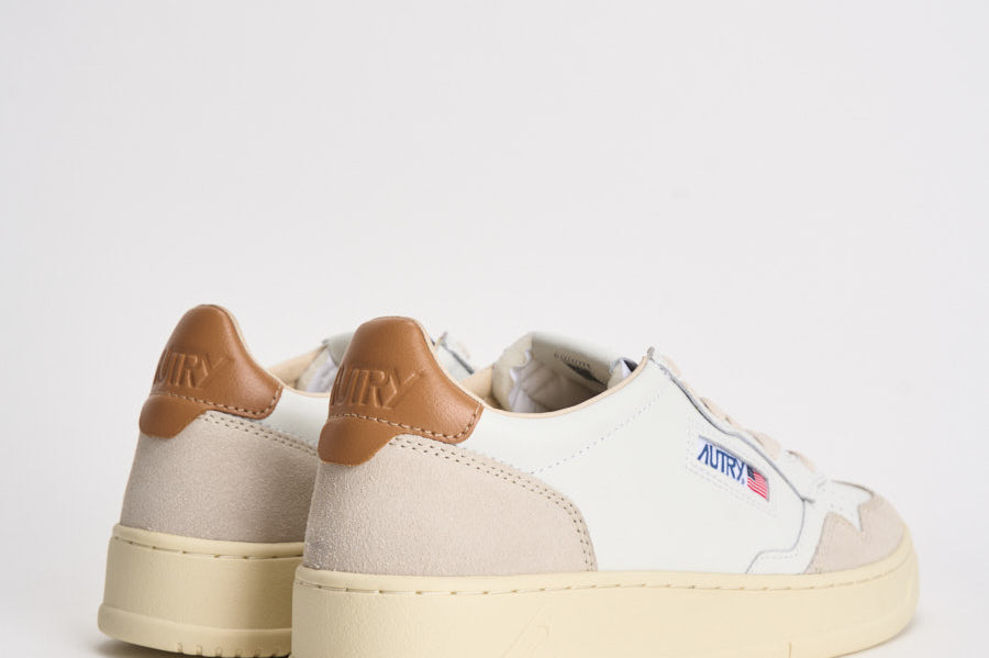 Sneakers uomo Medalist Low in suede beige e caramello AULM LS16 AUTRY 