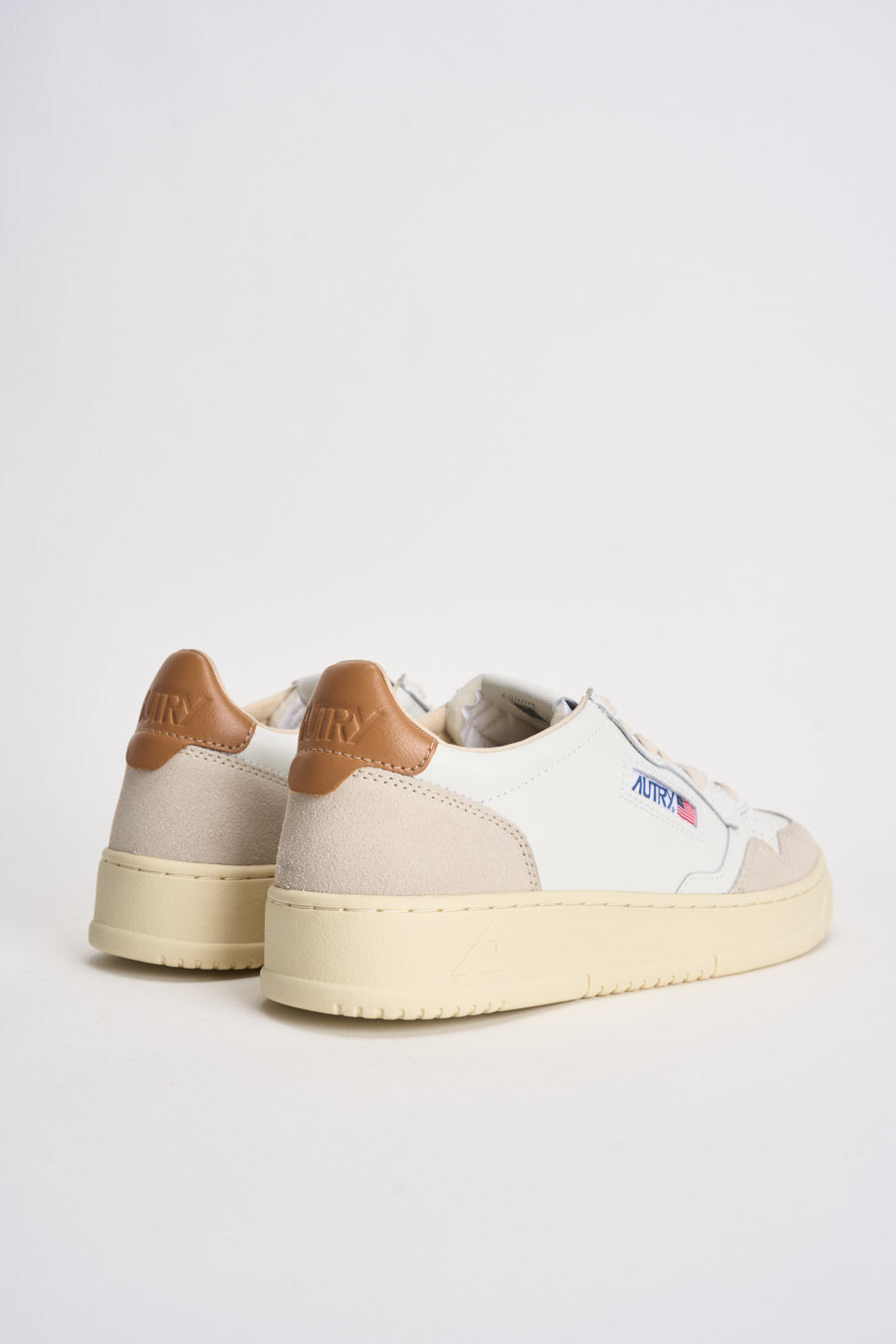 Sneakers uomo Medalist Low in suede beige e caramello AULM LS16 AUTRY 