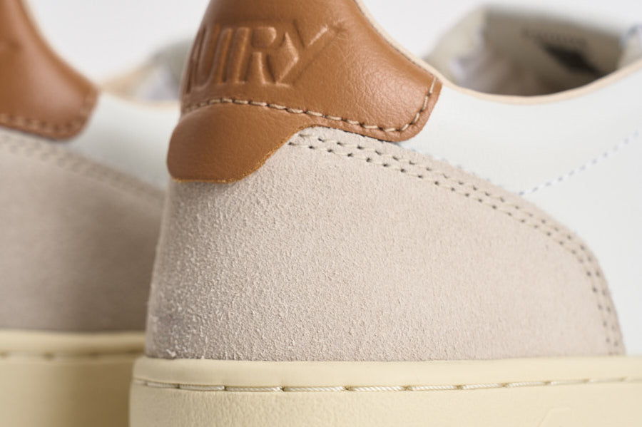 Sneakers uomo Medalist Low in suede beige e caramello AULM LS16 AUTRY 