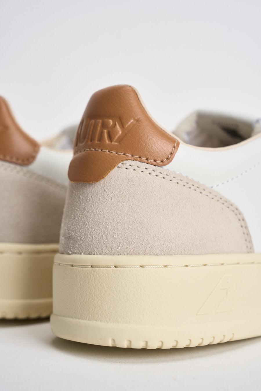 Sneakers uomo Medalist Low in suede beige e caramello AULM LS16 AUTRY 