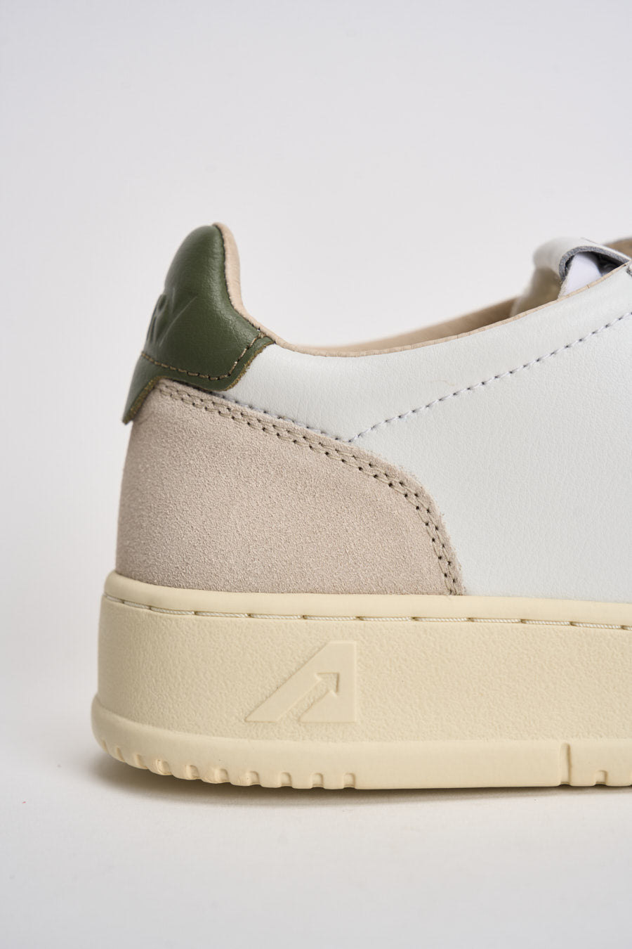 Sneakers uomo Medalist low in suede beige e verde AULM LS17 AUTRY 