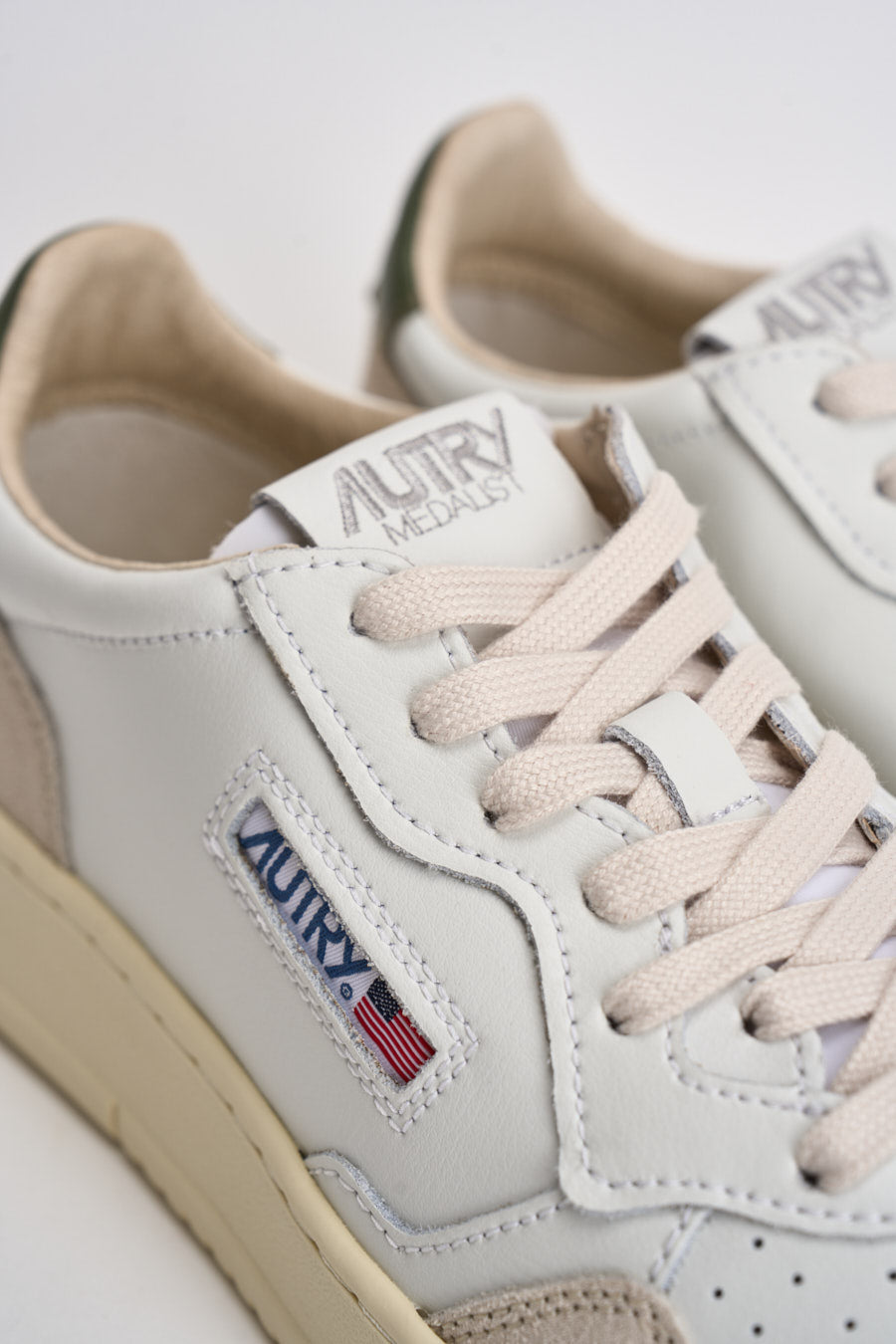 Sneakers uomo Medalist low in suede beige e verde AULM LS17 AUTRY 