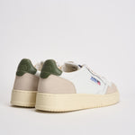 Sneakers uomo Medalist low in suede beige e verde AULM LS17 AUTRY 
