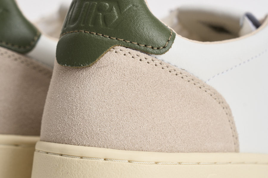 Sneakers uomo Medalist low in suede beige e verde AULM LS17 AUTRY 