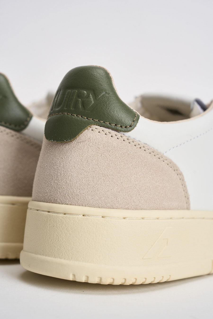 Sneakers uomo Medalist low in suede beige e verde AULM LS17 AUTRY 