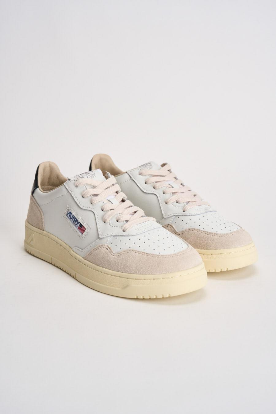 Sneakers uomo Medalist low beige e nera AULM LS21 AUTRY 