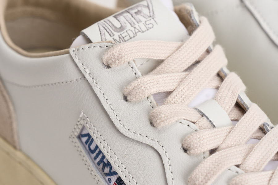 Sneakers uomo Medalist low beige e nera AULM LS21 AUTRY 