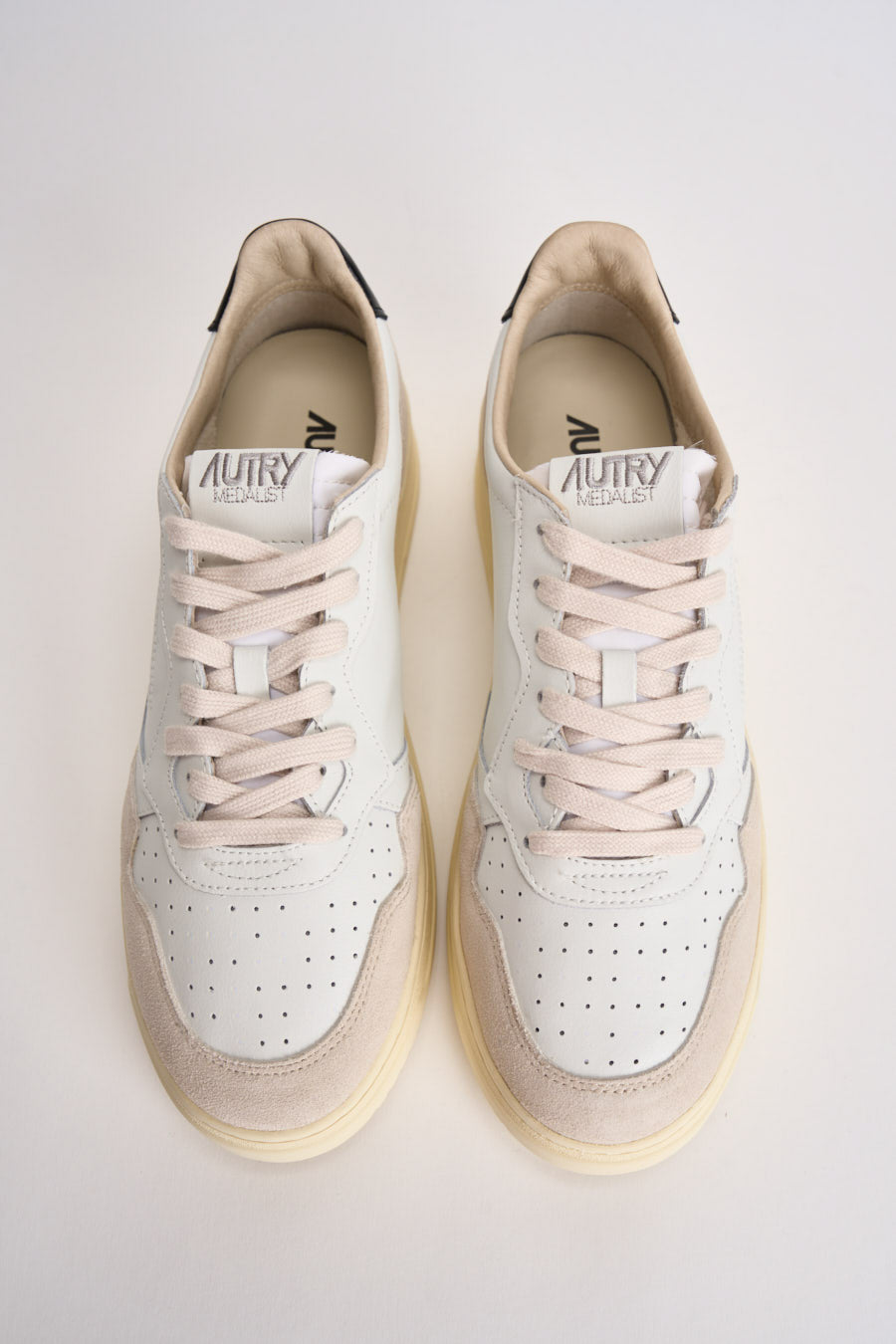 Sneakers uomo Medalist low beige e nera AULM LS21 AUTRY 