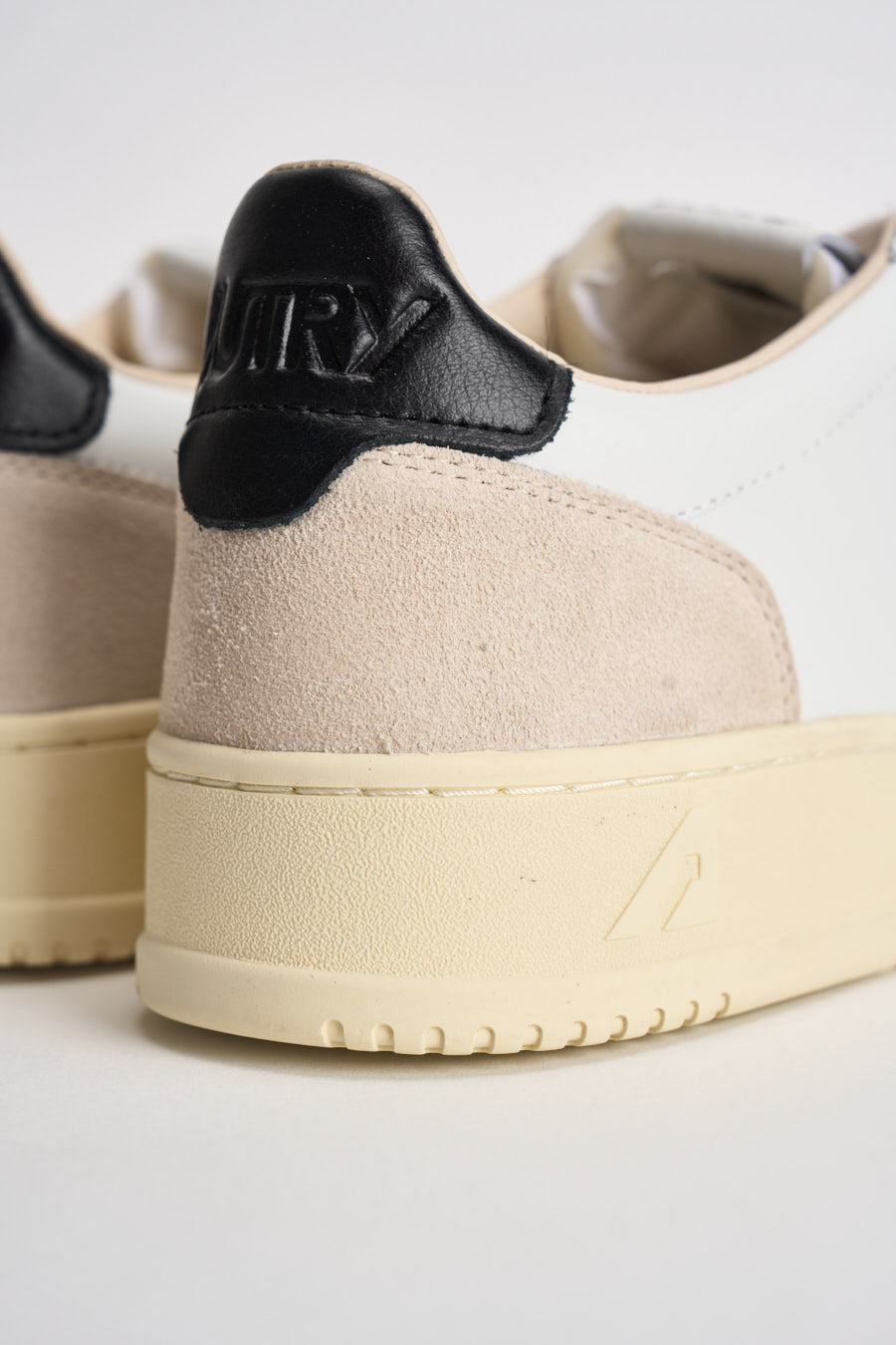 Sneakers uomo Medalist low beige e nera AULM LS21 AUTRY 
