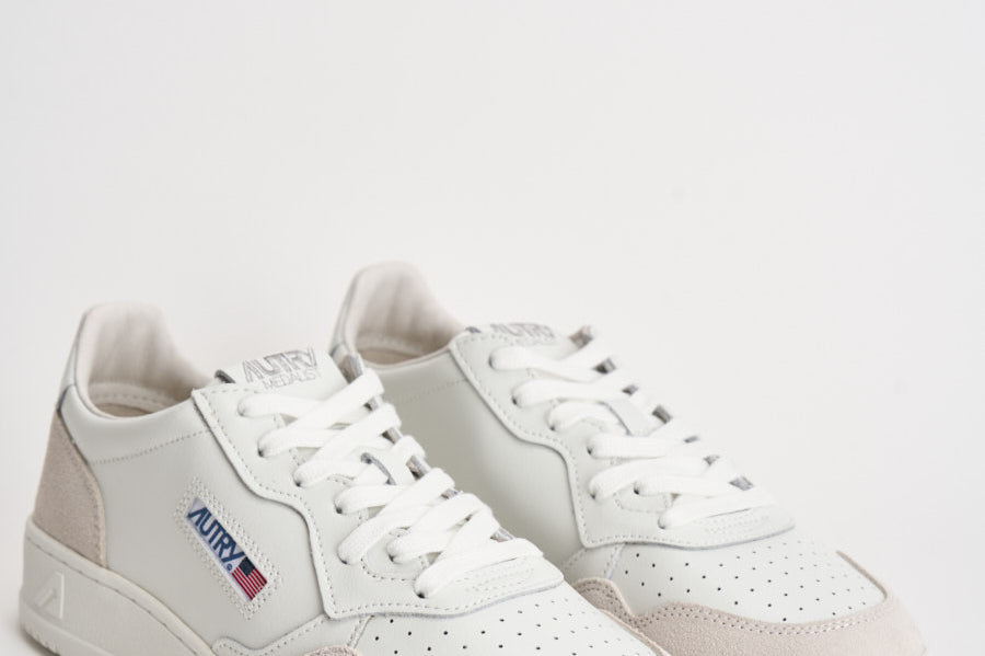 Sneakers uomo Medialist Low in pelle bianca e beige AULM LS30 AUTRY 