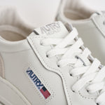 Sneakers uomo Medialist Low in pelle bianca e beige AULM LS30 AUTRY 