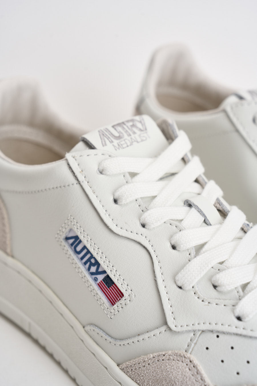Sneakers uomo Medialist Low in pelle bianca e beige AULM LS30 AUTRY 