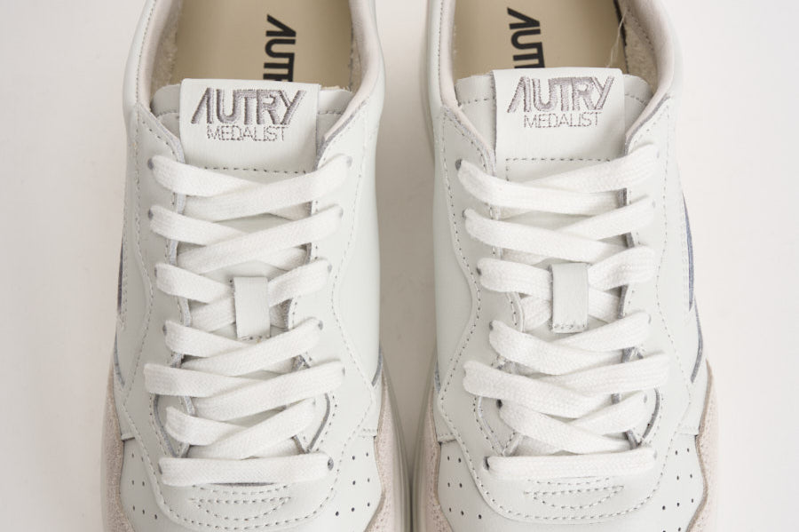 Sneakers uomo Medialist Low in pelle bianca e beige AULM LS30 AUTRY 