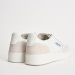 Sneakers uomo Medialist Low in pelle bianca e beige AULM LS30 AUTRY 