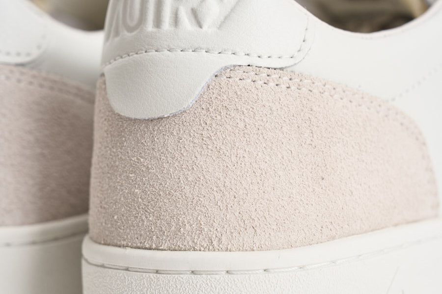 Sneakers uomo Medialist Low in pelle bianca e beige AULM LS30 AUTRY 