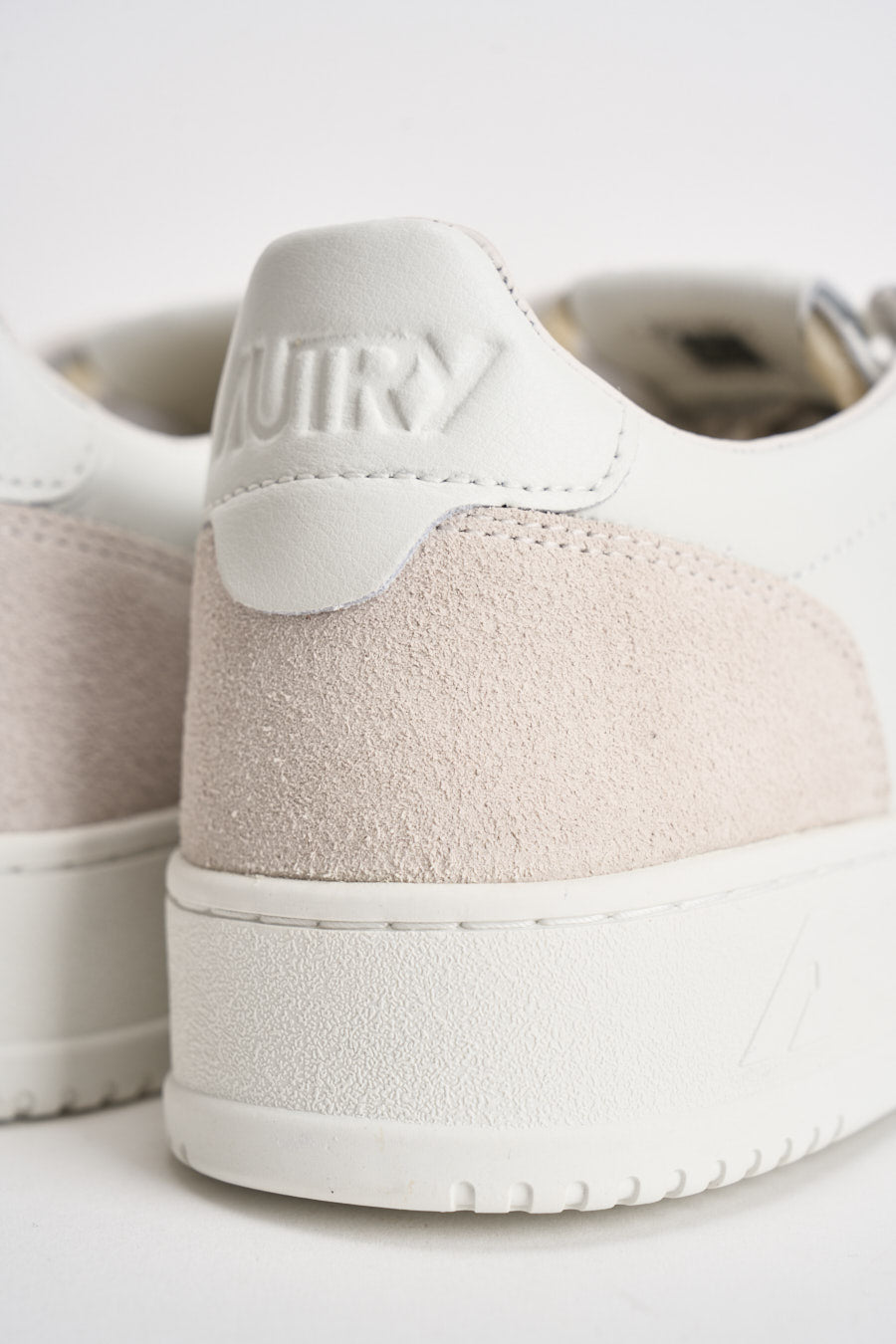 Sneakers uomo Medialist Low in pelle bianca e beige AULM LS30 AUTRY 