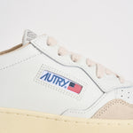 Sneakers uomo Medalist Low in suede bianca e panna AULM LS33 AUTRY 