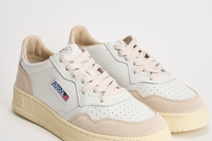 Sneakers uomo Medalist Low in suede bianca e panna AULM LS33 AUTRY 
