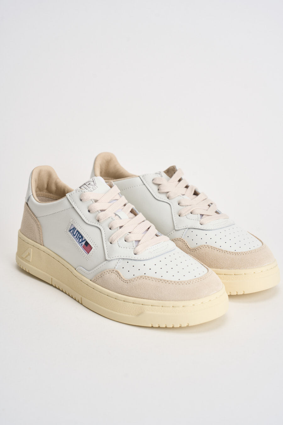 Sneakers uomo Medalist Low in suede bianca e panna AULM LS33 AUTRY 
