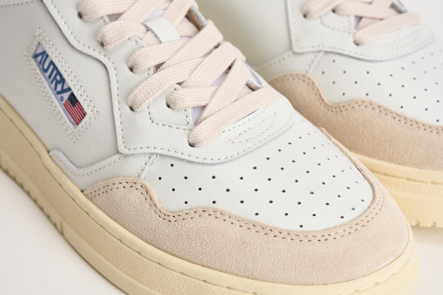 Sneakers uomo Medalist Low in suede bianca e panna AULM LS33 AUTRY 