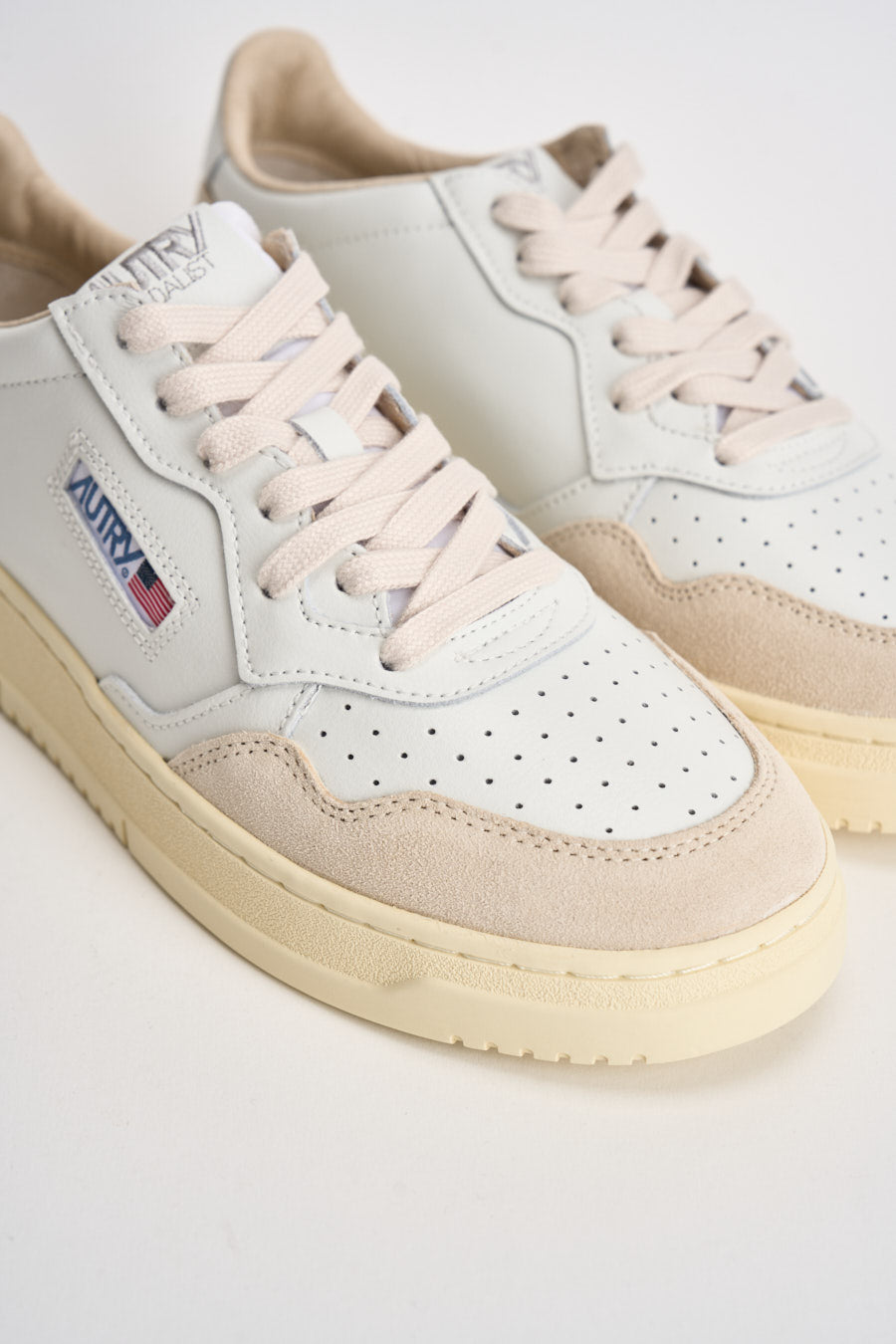 Sneakers uomo Medalist Low in suede bianca e panna AULM LS33 AUTRY 