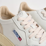 Sneakers uomo Medalist Low in suede bianca e panna AULM LS33 AUTRY 
