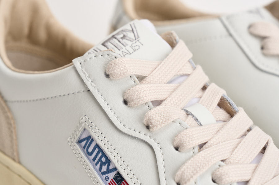Sneakers uomo Medalist Low in suede bianca e panna AULM LS33 AUTRY 