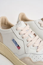 Sneakers uomo Medalist Low in suede bianca e panna AULM LS33 AUTRY 