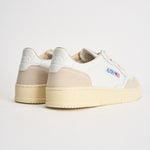 Sneakers uomo Medalist Low in suede bianca e panna AULM LS33 AUTRY 