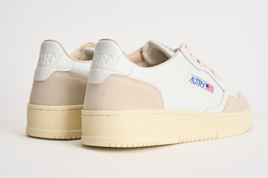 Sneakers uomo Medalist Low in suede bianca e panna AULM LS33 AUTRY 