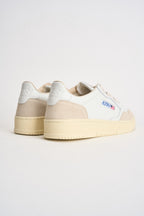 Sneakers uomo Medalist Low in suede bianca e panna AULM LS33 AUTRY 