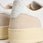 Sneakers uomo Medalist Low in suede bianca e panna AULM LS33 AUTRY 