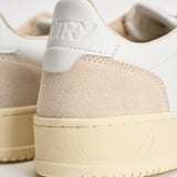 Sneakers uomo Medalist Low in suede bianca e panna AULM LS33 AUTRY 
